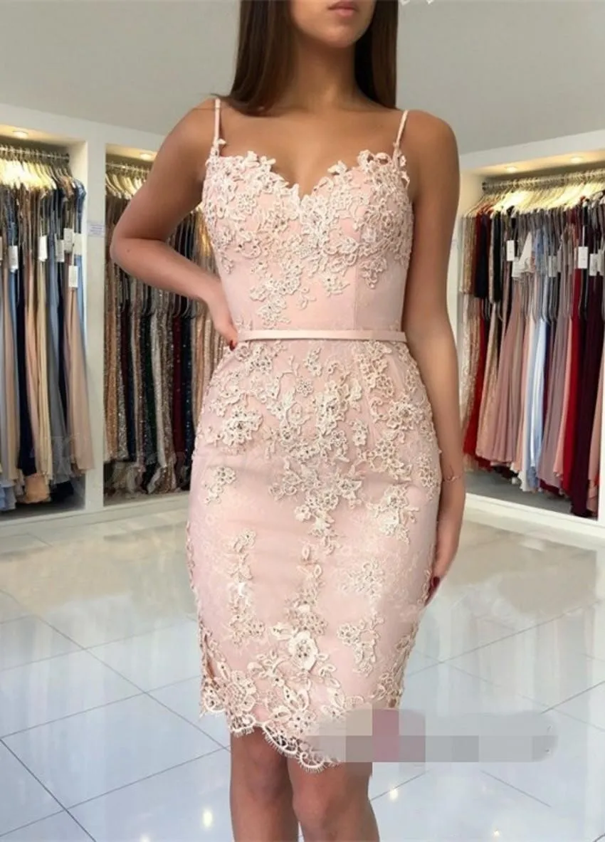 2023 Blush Pink Short Mini Homecoming Dresses Spaghetti Straps Lace Appliques Sleeveless Sheath Knee Length Party Graduation Cocktail Gowns