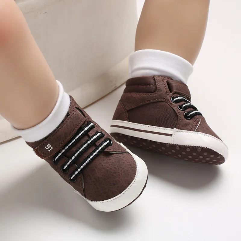 Partihandel 50 par Fashion High Top Sneakers Baby Boys Girls Shoes Canvas Nyfödda spädbarn Små Sova Sole No-Slip Prewalkers