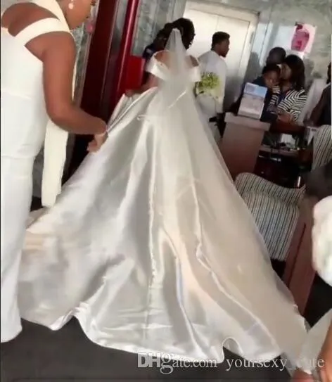 Våren plus size bröllopsklänningar 2019 Sheer Neck Capped Lace Appliques Satin Modest Wedding Dress Count Train Country Bridal Gowns222P
