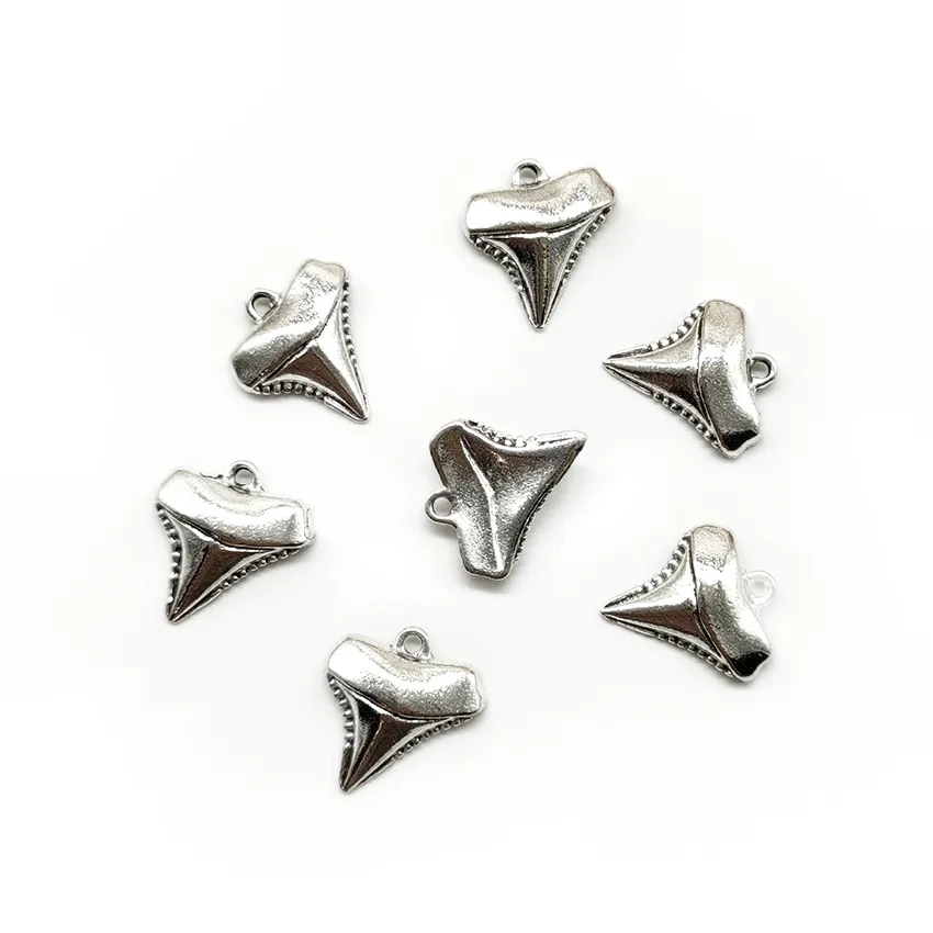 100 pçs dentes de tubarão antigo prata encantos pingentes jóias diy para colar pulseira brincos estilo retro 17 16mm264h