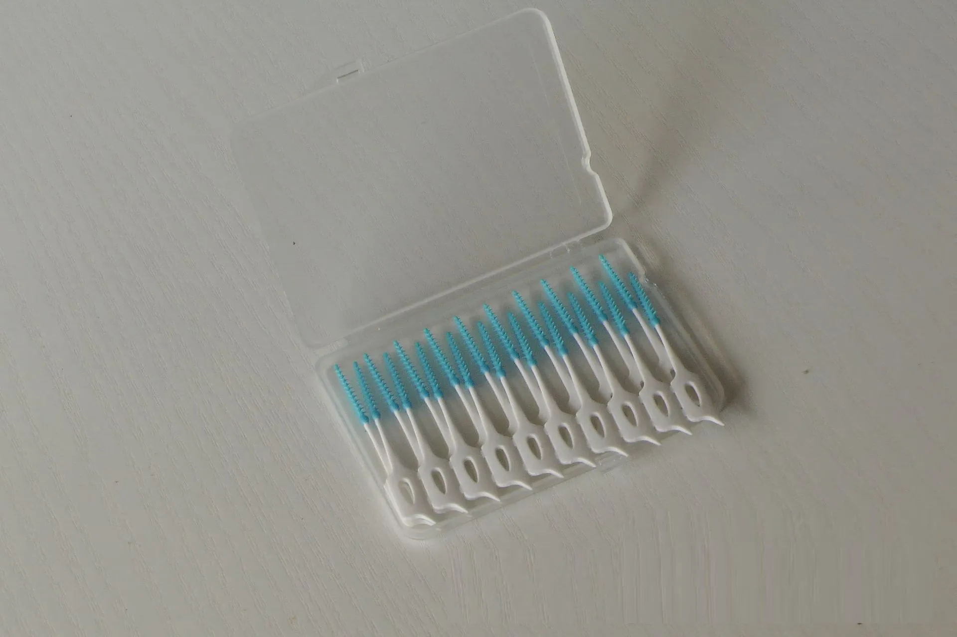 Zahnbürste Kunststoffbox Transparente Kunststoffbox zum Zähneputzen in elastischen Massagezähnen