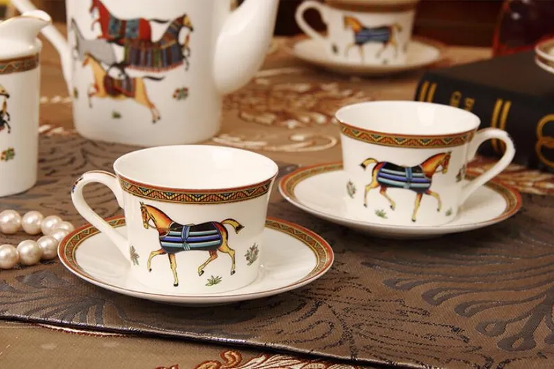 Taza de café de porcelana con diseño de caballo, juego de café de porcelana de hueso con platillo, vasos, tazas de té con contorno dorado, 291p