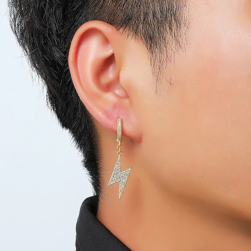 Nouvelles boucles d'oreilles pour hommes de la mode.