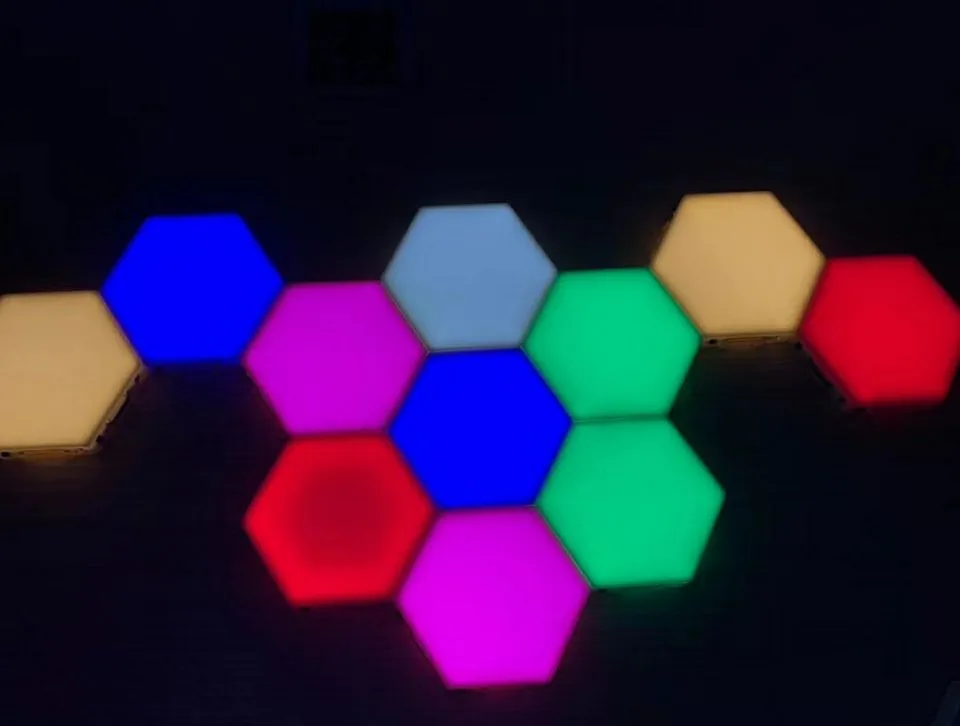 LED منتج Douyin Quantum Induction LAMP الخلفية اختياري ضوء ستة مصباح جدار مزخرف مطعم Honeycomb Contr2887
