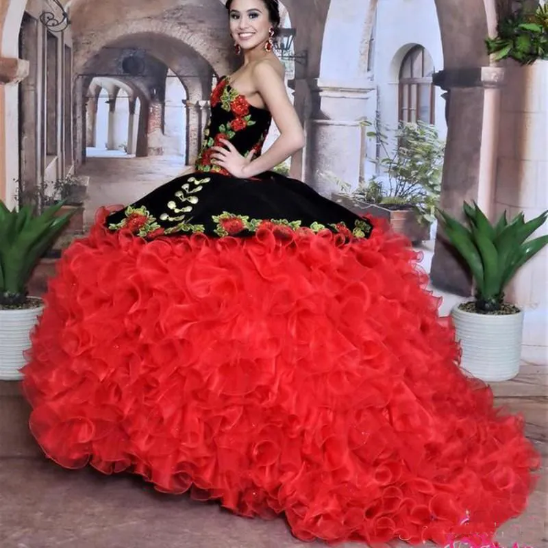 2022 Black and Red Sweet 16 Quinceanera Abites Sweetheart Remoidery Girl Girl Masquerade Dress Organza Bruffles Prom Party Gowns 188V
