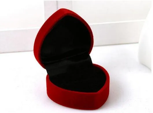 Бархатная украшения в форме сердца в форме сердца Кольцевая коробка, стекающая пластиковая коробка, складываемая для обручального обручального кольца Подарок на День святого Валентина 218m