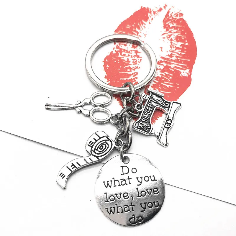 Gör vad du älskar Alfabetet Tag Sewing Machine Scissors Tape Measure Charm Keyring Designer Skräddare Keychain Creative Par Jewelry 1834190