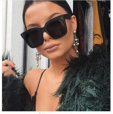 Whole-2019 Kim Kardshian Occhiali da sole da sole Lady Flat Top Top Oberi Lunette Female Donne di lussuoso Suncavi da sole Donne Rivet Sun Glass203K