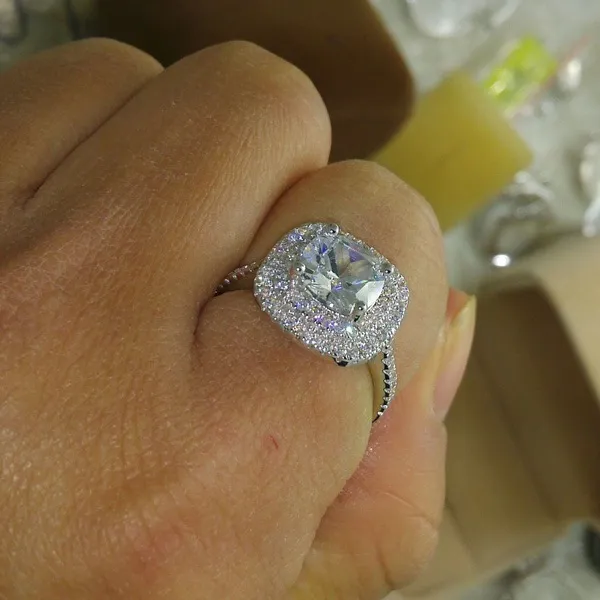 Luxury Womens Fashion Silver Gemstone Anillos de compromiso de piedras preciosas para mujeres Anillo de diamante simulado para bodas273d