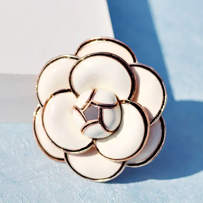 Broches de camelia de diseñador Broches de flores de esmalte de alta calidad PINTOS Multi-capa Pins Fahsion Jewelry Gifts for Men Women White B285L