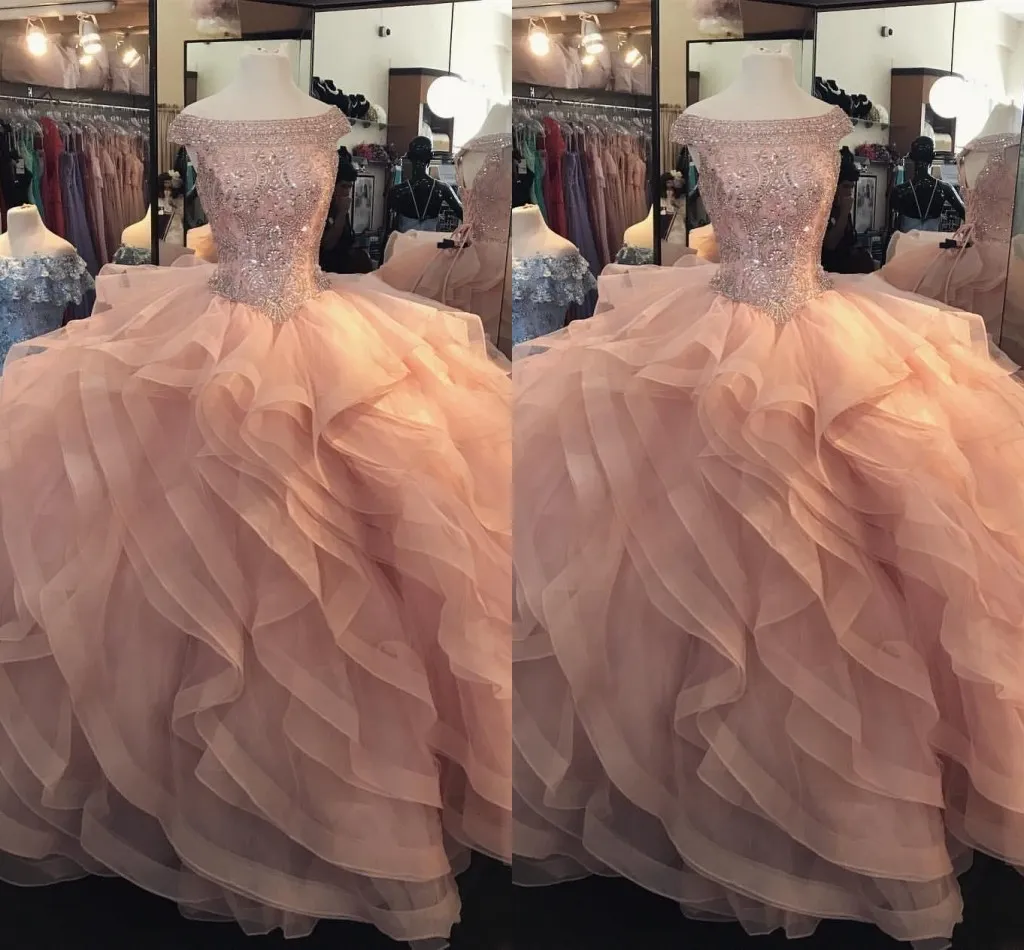 Brzoskwiniowa suknia balowa na ramię Quinceanera sukienki krystalicznie koraliki warstwy Puchnięte tiulowy tiul plus size słodki 16 długi impreza Prom Even211o