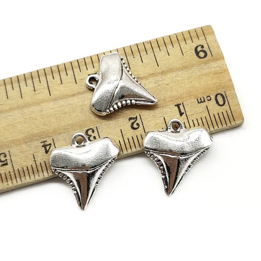 100 Uds. Colgantes de plata antigua con dientes de tiburón, joyería DIY para collar, pulsera, pendientes, estilo Retro 17 16mm247o