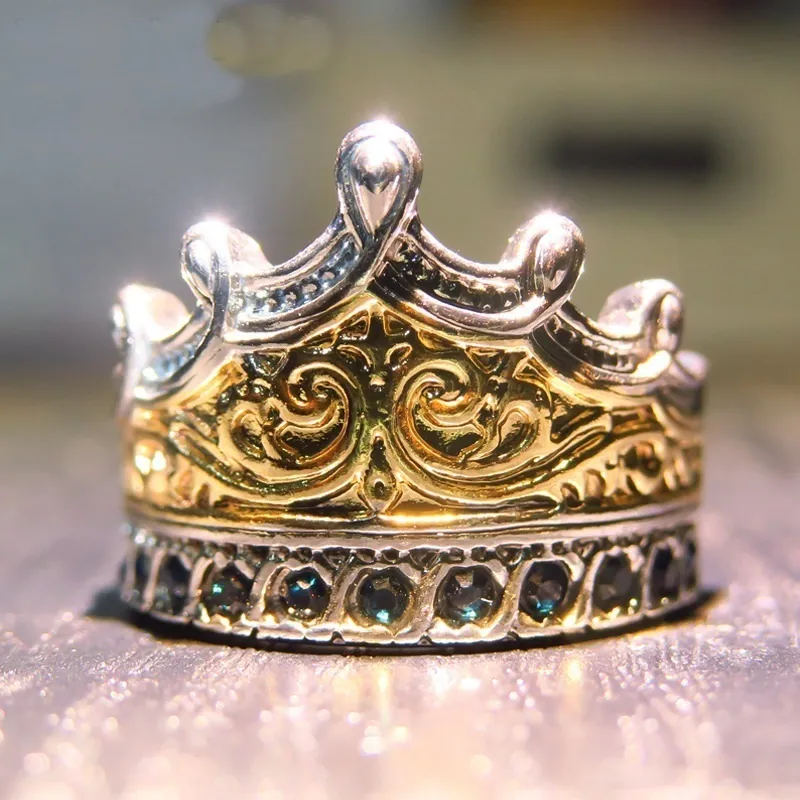 OMHXZJ Цельные европейские кольца с тремя камнями, модные женские и мужские свадебные подарки, корона, синий циркон, белое золото 18 карат, желтое золото Rin8670661