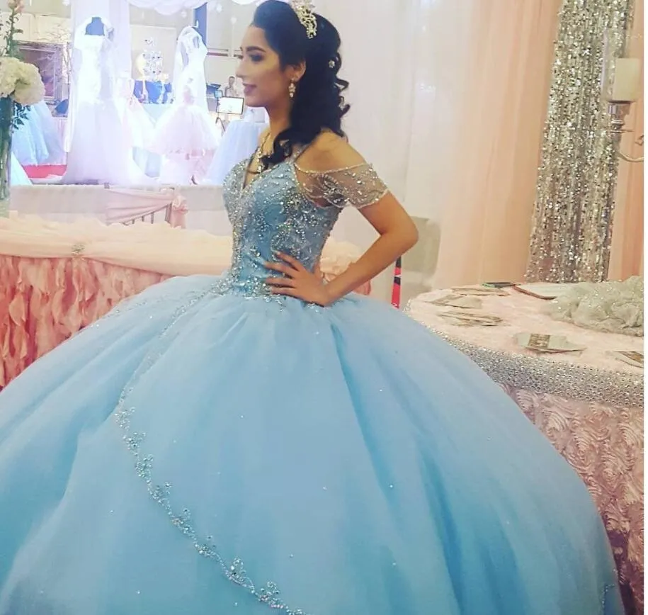 Light Sky Blue Ball Gown Quinceanera Dresses Cap ärmar Spaghetti Beading Crystal Princess Prom Party Dresses For Sweet 16 Girls253x