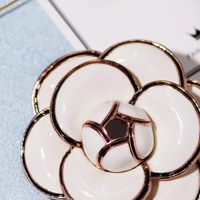 Broches de camelia de diseñador Broches de flores de esmalte de alta calidad PINTOS Multi-capa Pins Fahsion Jewelry Gifts for Men Women White B285L