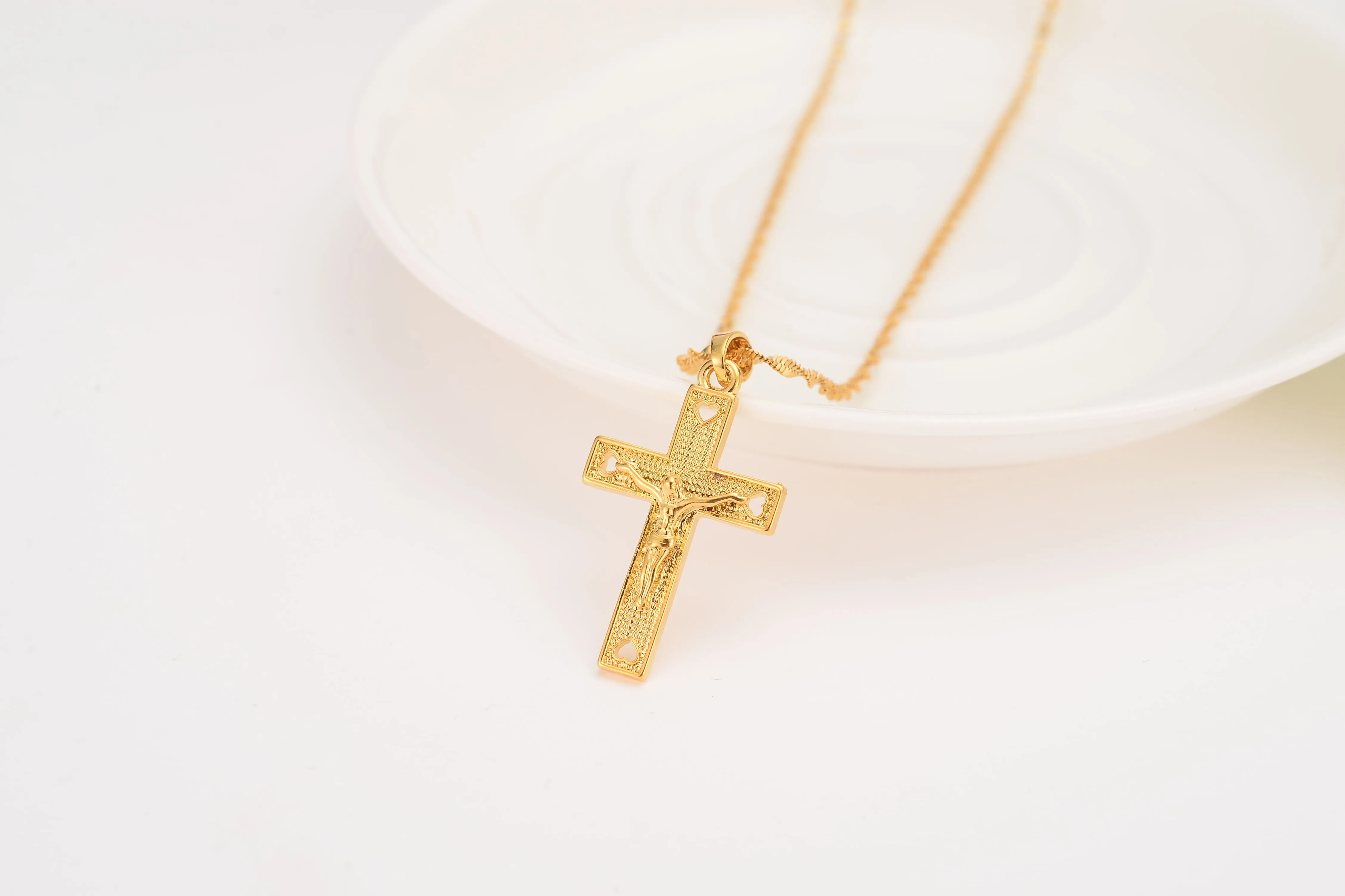 Men 24 k Solid Gold GF Cross Necklaces Whole Crucifix Pendant Women Jewelry Fashion Jesus Decoration Dress2008