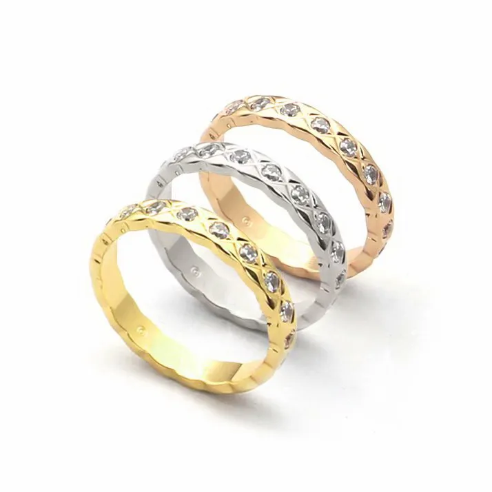 Europa Amerika Stil Männer Dame Frauen Titan Stahl 18K Gold Gravierte Raute Plaid Einstellungen Diamant Liebhaber Schmale Ringe Größe US5-U2559