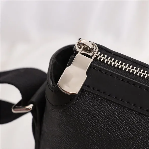 Trumpet Mans väska Business Styling Fashion Postman Bag Fram Bag design Silver Metal Wide Shoulder Straps265a