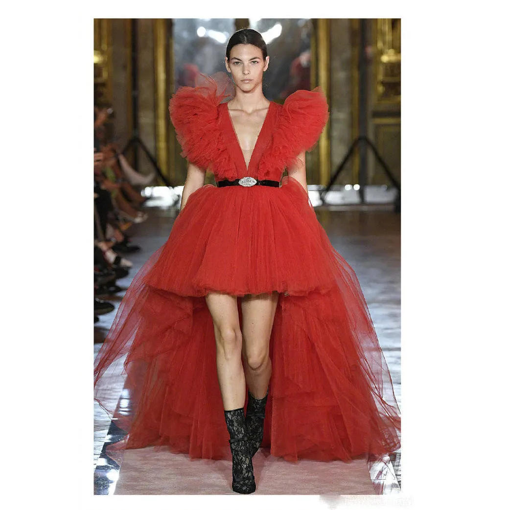 2020 New Red Immagine Rosso Alto Basso Tulle Abiti da ballo Profondo scollo a V Lungo Tutu Abiti da ballo Increspature Abiti da festa formali 2020304C