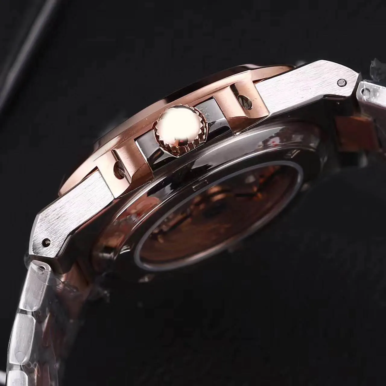 19色のメンズウォッチ自動自動風力滑空Sooth Second Hand Sapphire Glass Silver and Gold Wristwatch270c