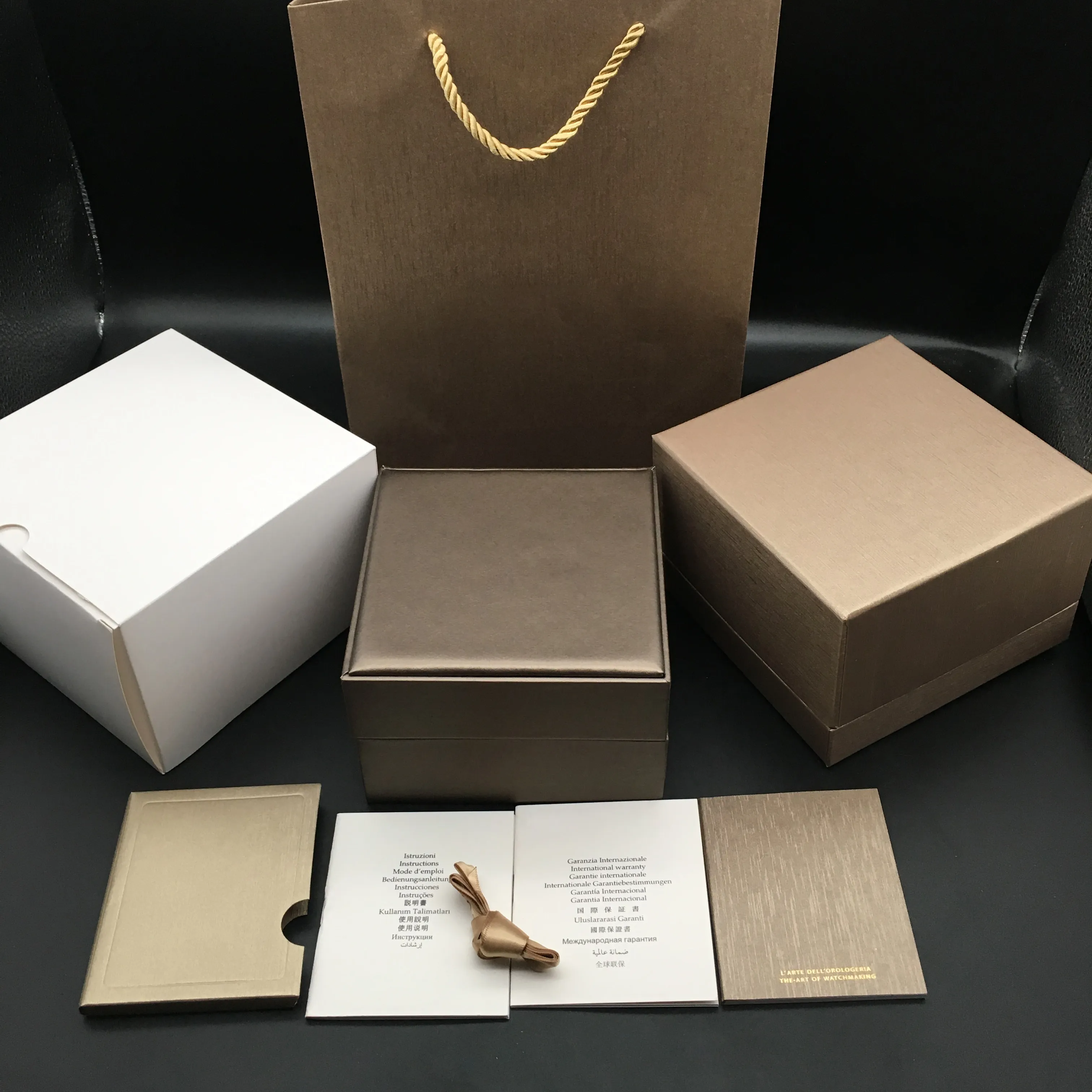 Boîte de montre carrée en papier de haute qualité, livrets en papier, ruban de soie, sac cadeau, boîtes de montre Champagne Case263r
