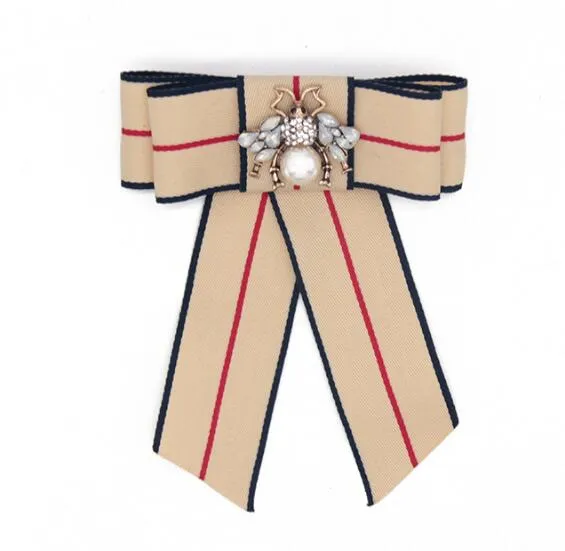 Moda unisex mężczyzn kobiety luksusowe broszki designu Pinki złota platowane litera szpilki broszka garniturka sukienki dla mężczyzn Women324F