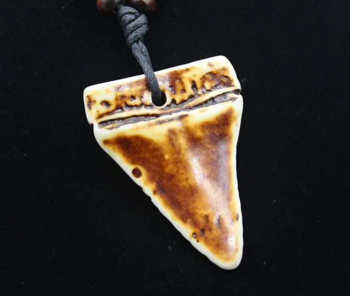 Multi Style Selection 12st Imitation Yak Bone Carving Shark Tooth Charm Pendant Wood Pärlor Halsband Amulet Gift Men's FA233M