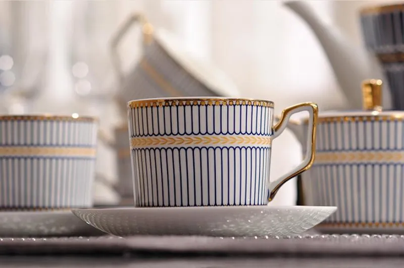 Moda porselen kahve fincanı ve tabağı süper beyaz kemik çin mavi yuvarlak tasarım kahve fincanı bir fincan bir fincan bir tabağı yeni ürün299l