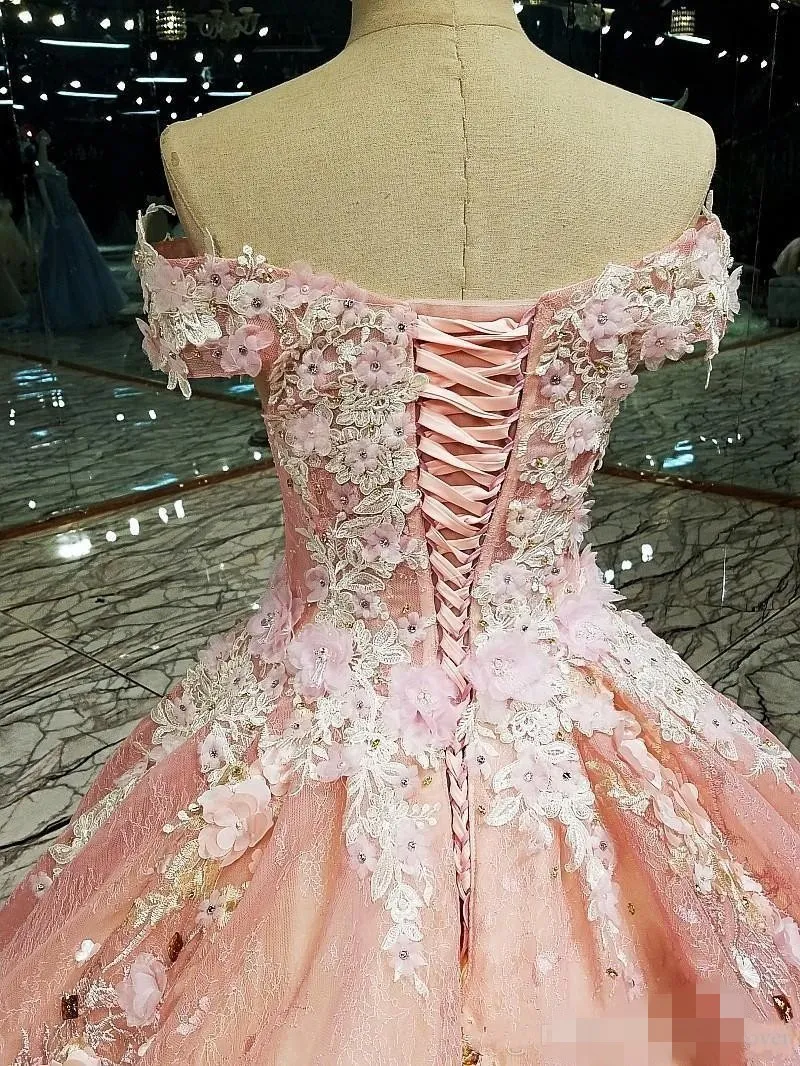 Różowe sukienki Quinceanera 2020 Najnowsze 3D Kwique aplikacje ręcznie robione kwiaty koraliki z ramion krótkie rękawy Prom Formal Evening Ball 286p