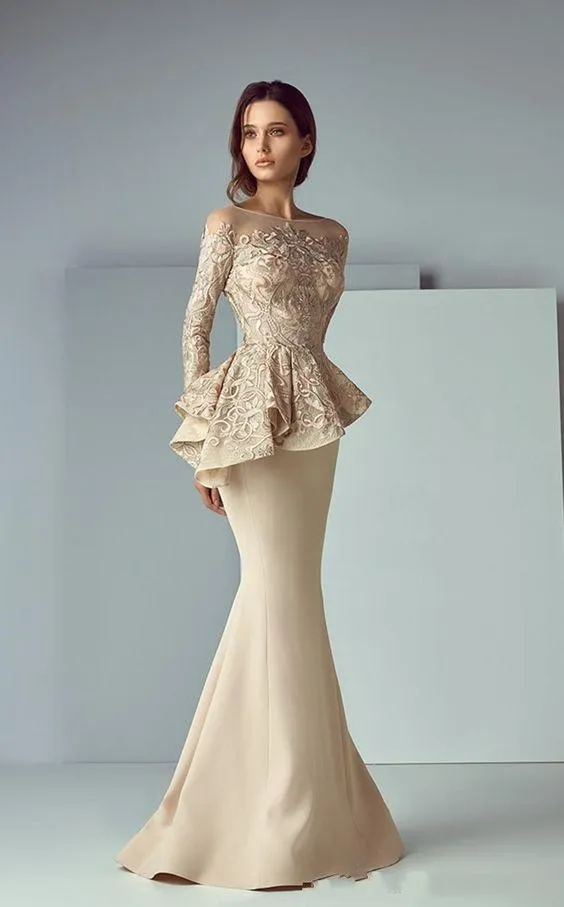 2023 Hot Sereia Mãe da Noiva Vestidos Sheer Neck Lace Apliques Mangas Compridas Peplum Até O Chão Vestidos de Casamento Plus Size Mães Vestidos
