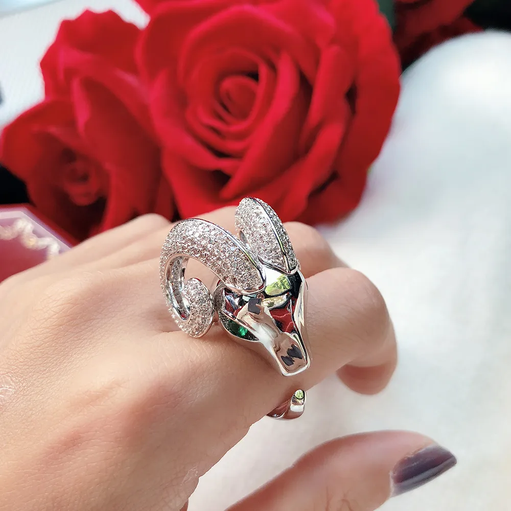 Money Animal Sheep's Head Ring Neutral Personality Twinkle Quality Quality Anneaux luxueux yeux incrustés de vert C2629