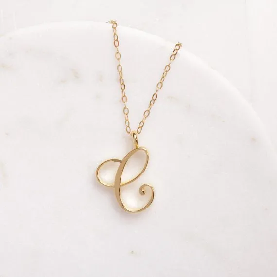 Winzige Swirl-Anfangsbuchstaben-Halskette. Alle 26 englischen Gold-A-T-Kursiv-Luxus-Monogramm-Namensbuchstaben-Wortketten-Halsketten für 2864