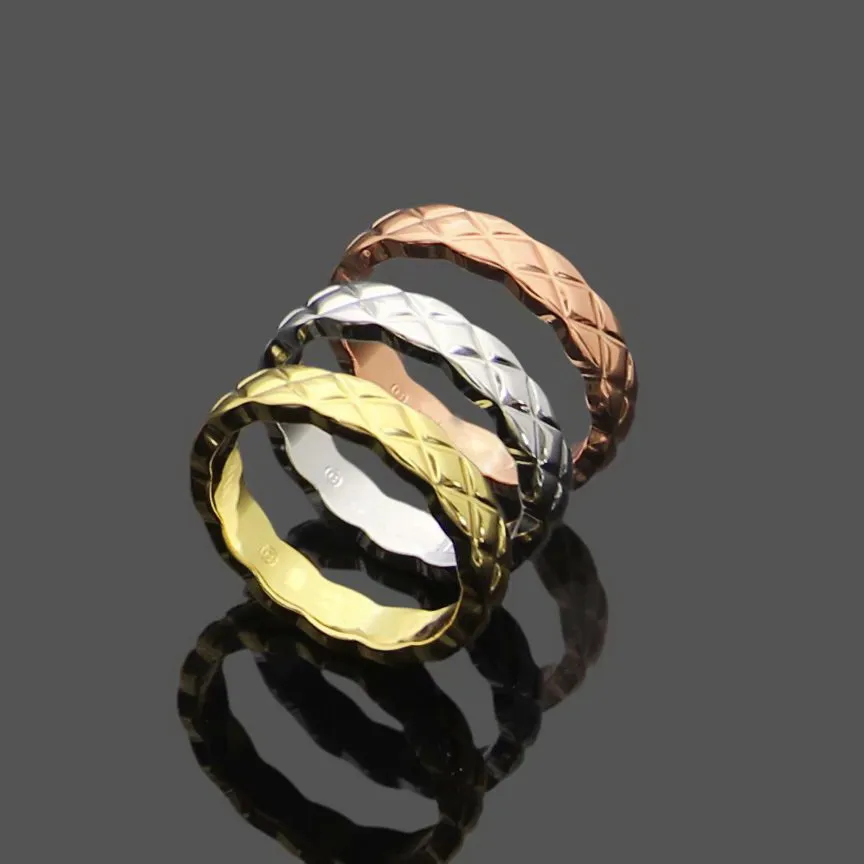 Europa Amerika Stil Männer Dame Frauen Titan Stahl 18K Gold Gravierte Raute Plaid Einstellungen Diamant Liebhaber Schmale Ringe Größe US5-U2559