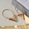 2022 Ny modeguld Glamour Hoop V örhänge klassiska designer studörhängen för kvinnor topp rostfritt stål smycken