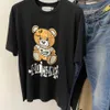 Moschino kvinnor herr designers t skjortor tshirts mode brev tryckning kort ärm lady tees lyxys casual klädtoppar t-shirts kläder moschinos skjorta 2502