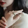 Quadratischer grüner Zirkon-Damenmode-Ring mit personalisiertem Design, breites Gesicht, Zeigefinger, koreanischer Internet-Rot-Cool-Style-Ring