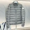 Sıcak Satış Erkek Kış Ceket Tasarımcısı Aşağı Ceket Erkek Nakış Rozeti İnce Uygun Ayakta Yaka Hafif Kirci Ceket Kalınlaştırılmış Sıcak Puffer
