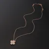 Collier d'herbe à quatre feuilles, style argenté féminin, chaîne de clavicule, luxe léger, design petit et populaire, cadeau pour l'anniversaire d'une petite amie