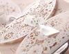 Tarjetas de invitación de boda huecas Invitación recortada de encaje de flor blanca romántica con lazo Tarjetas de invitación láser personalizadas gratis imprimibles
