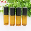 300PCS / الكثير 5ML العنبر زجاج زجاجات الرول مع المعادن / زجاج كرات من الضروري النفط لفة على زجاجة عطر إعادة التعبئة مع الأسود والذهب غطاء