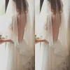 2015 Romantiska billiga brudslöjor Ett lager fingertoppslängd bröllopslöjor med spetskant Vita elfenbenslöjor för brud 5677455