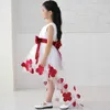 Goede kwaliteit elegante baljurk asymmetrische v-hals hi-lo bloem meisje jurk met rode sjerp