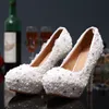 Zapatos de lujo de encaje blanco con flores para mujer, zapatos de fiesta para mujer, zapatos de tacón alto para mujer, zapatos de vestir de novia con perlas y punta redonda