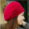 フラワーベレー帽の女性のフェイク毛皮の編み帽の帽子かぎ針編みの冬の帽子の雪の暖かい滑りやすいビーウのキャップ