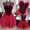 2021 Burgundia Krótkie sukienki wieczorowe Party Formalne Suknie Aksamitne Sweetheart Organza A Linia Corset Back Tanie Designer Prom Homecoming Dress