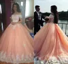 Blush Pink Sweet 16 Abiti Quinceanera Ball Gown Bateau Neck Maniche corte Appliques Tulle Abiti taglie forti Abiti da ballo dell'arabo saudita