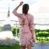 ゴージャスなフェザーショートウエディングドレスピンクの長袖ボウイブニングドレスで開いて、特別な機会のためのカクテルパーティードレス7213998