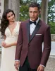 Klassisk stil En knapp Burgundig brudgum Tuxedos Peak Lapel Groomsmen Bästa Man Blazer Mens Bröllopskläder (Jacka + Byxor + Vest + Slips) H: 606