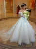 Robe de mariée de luxe à Dubaï Une ligne sur l'épaule Appliques de dentelle perlée Cathédrale Train Robes de mariée Illusion Retour Travail manuel coûteux