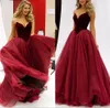 Fabulous Corset Prom Klänningar Mörkröd Velvet Sweetheart Neckline Topp Golv Längd Tulle Afton Party Kappor Billiga Högkvalitativa Skräddarsydda